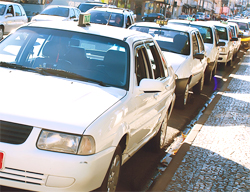 No Dia do Taxista, Renan garante sucessão familiar no direito de licença para táxi