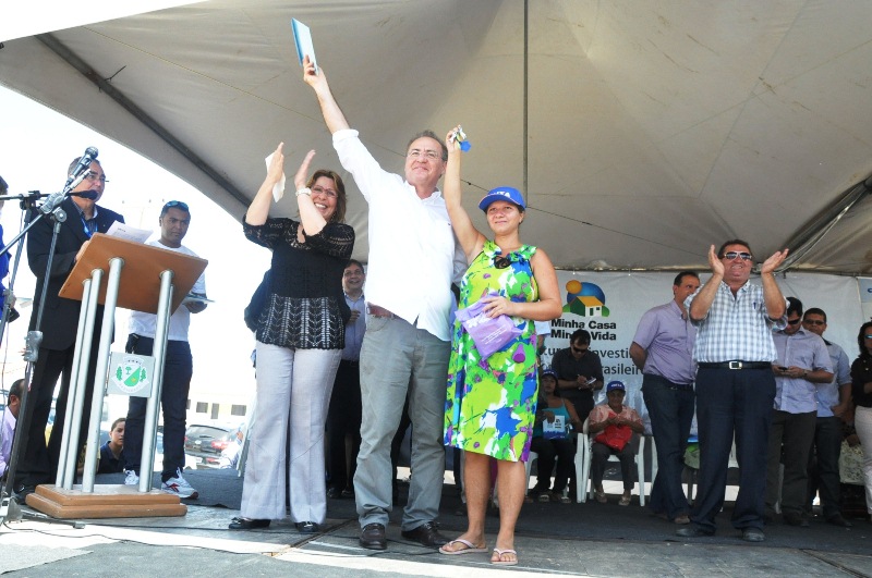  Senador Renan fez a entrega da chave da casa própria a Maria Rosemary Freire