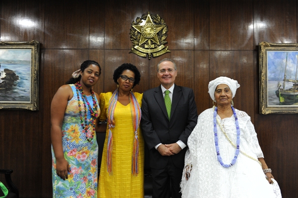  Renan com a coordenadora do Instituto Raízes da África, Arísia Barros; a Yalorixá Mãe Mirian, representante dos Cultos Afro-brasileiros de Alagoas e Fernanda da Silva Monteiro, representante da juventude negra no Comitê do Plano Piloto Juventude Viva de Alagoas