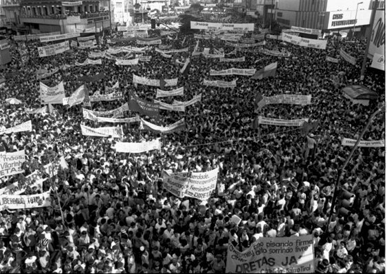 Manifestacao_em_prol_das_Diretas_Ja-Mana_Coelho-1984