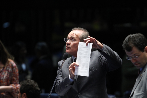 Renan com Eduardo Braga, com a nota dos funcionários do Ibama/ Assessoria