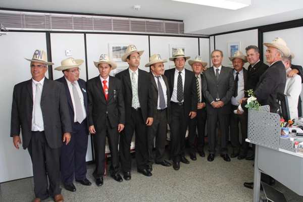 Chico da Capial (5º à esquerda) e outros representantes dos produtores do Nordeste, de chapéu, são recebidos pelo senador Renan e o deputado Joaquim Beltrão/ foto: Assessoria