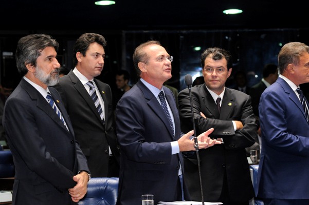 Ao centro, senador Renan Calheiros (PMDB-AL) cumprimenta o presidente do Senado, José Sarney (PMDB)Foto: Waldemir Barreto/Agência Senado