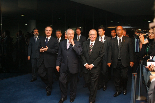 Michel Temer ladeado pelos senadores Renan e José Sarney