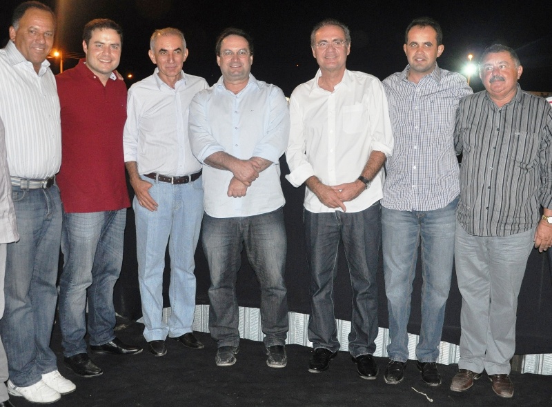 Prefeito Gualberto, deputado Renan Filho, ex-prefeito Genivaldo Agra, prefeito Luciano Barbosa, senador Renan e prefeitos Neguinho e João Pinheiro, no camarote oficial/foto: assessoria