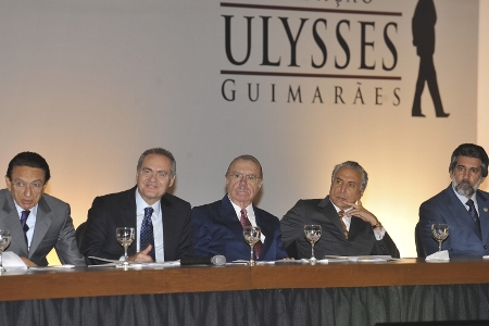 O ministro Edison Lobão, o senador Renan Calheiros, o presidente do Senado, José Sarney, o vice-presidente Michel Temer e o senador Valdir Raupp durante o fórum nacional O PMDB e os Municípios - Cidadão, Cidade e Cidadania - Uma Vivência Democrática/Foto: Agencia Brasil