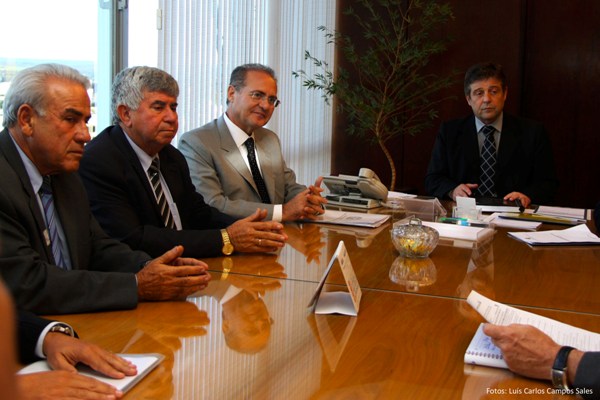 Renan discute com o Ministro da Agricultura o combate a aftosa em Alagoas