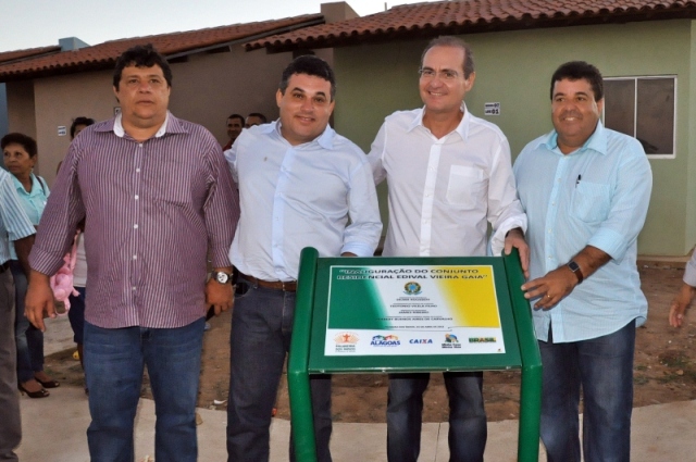 Senador Renan visita ao lado do prefeito James Ribeiro conjunto entregue em Palmeira/foto: Assessoria