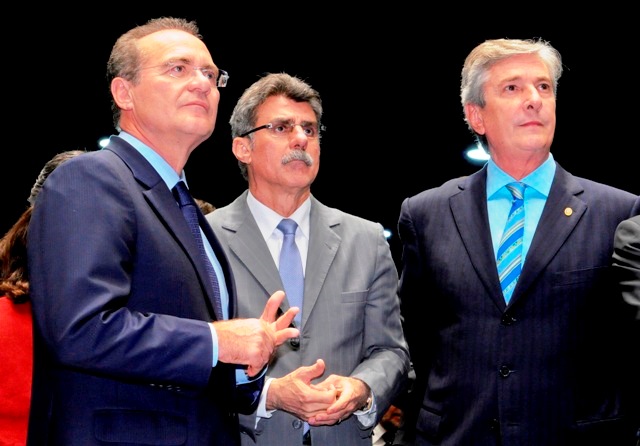 Com Romero Jucá PMDB-RR) e Fernando Collor (PTB-AL), Renan acompanha e vibra com aprovação de PM Crédito: Waldemir Barreto/Agência Senado