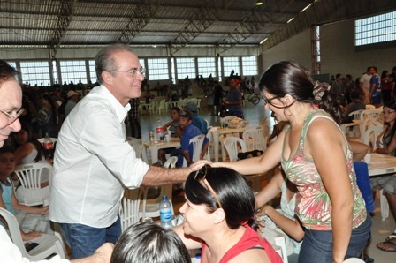 Renan recebe cumprimentos durante sua passagem pelo Clube do Servidor