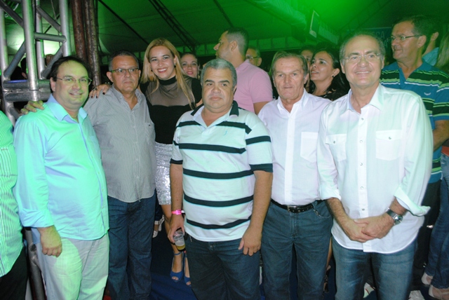 No camarote central, senador Renan esteve com o prefeito Luciano Barbosa e convidados