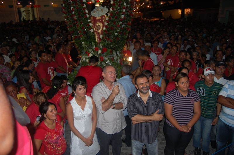 Senador Renan Calheiros, prefeita Maria de Fátima e deputado estadual Jeferson Morais, na procissão alusiva à padroeira do município de Santa Luzia do Norte;