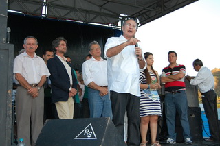 Renan recebe Dom João Henrique de Orleans e Bragança (de paletó preto), ao lado do governador Teo Vilela e do deputado Benedito de Lira.