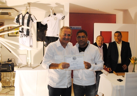 Renan recebeu certificado de honra ao mérito do radialista Nelson Filho