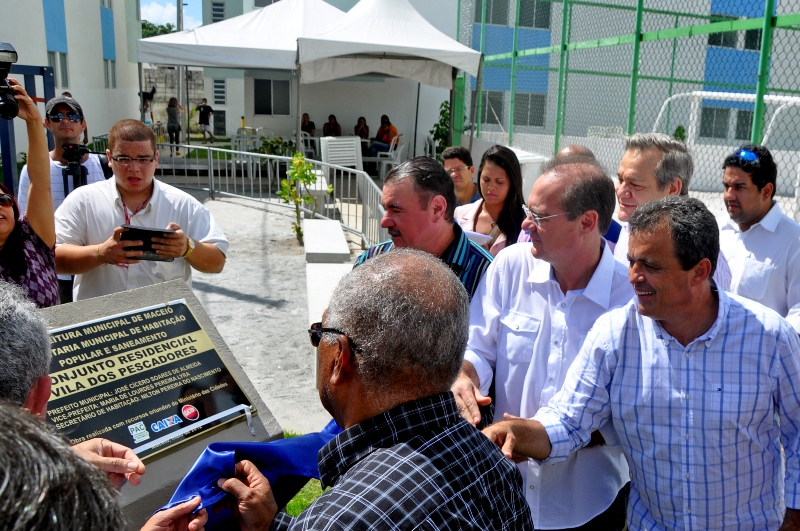 Renan participa com Almeida e outras autoridades do descerramento da placa comemorativa do conjunto