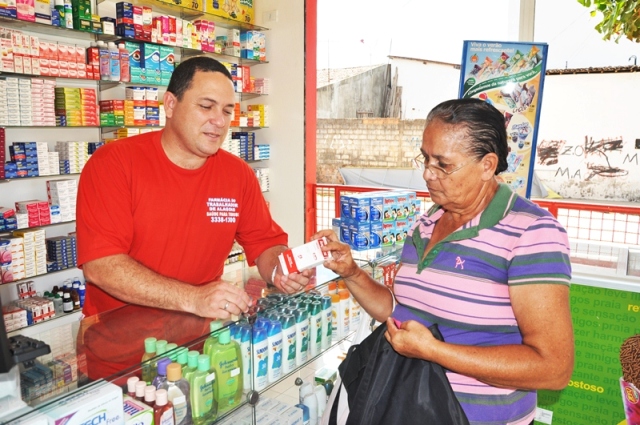 Balconista entrega remédios contra hipertensão e diabetes à aposentada