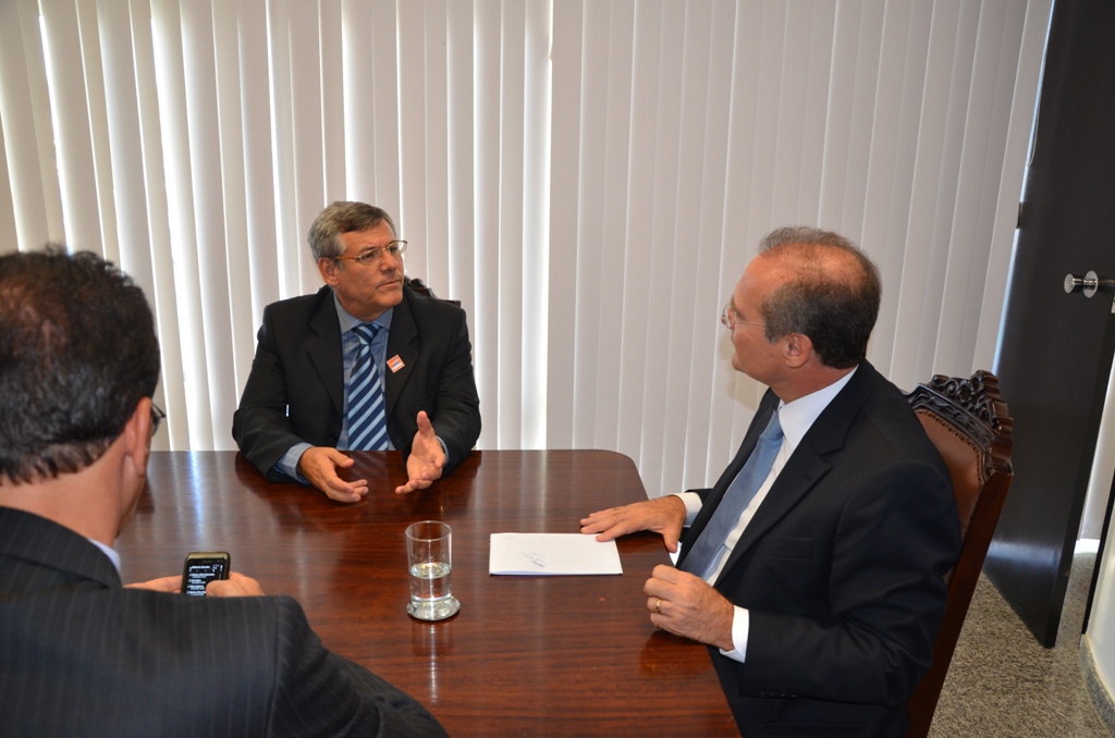Renan recebe Lourenço Lopes no gabinete da liderança do PMDB, no Senado, para tratar sobre a subvenção da cana-de-açúcar 