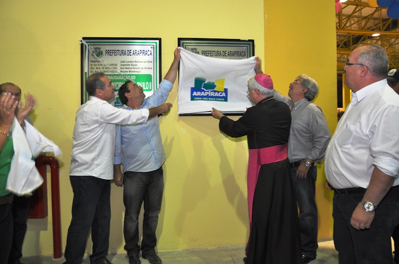 Renan, Luciano Barbosa, Dom Valério e monsenhor Aldo Brandão descerram a placa inaugural do ginásio Papa João Paulo II Renan, Luciano Barbosa, Dom Valério e monsenhor Aldo Brandão descerram a placa inaugural do ginásio Papa João Paulo II