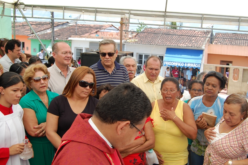 Renan, Lessa e Kaika assistem à missa celebrada pelo padre Roniel no encerramento da Festa de Santa Luzia