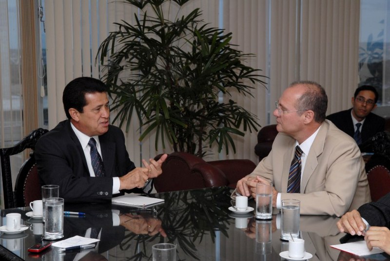 Após inúmeras cobranças da obra ao ministro Alfredo Nascimento, Renan recebe a confirmação da concorrência para duplicação da rodovia