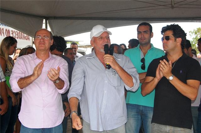 Foto: Valderi Melo - Trabalho do senador Renan Calheiros pela melhoria da infra-estrutura de Pilar foi  elogiado pelo prefeito Oziel Barros